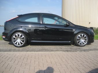 Ford Focus met 18 inch TN4 van het merk Tomason 