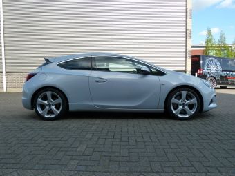 Opel Astra GTC met Borbet CC zilver 19 inch velgen