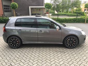 19 inch velgen Mille miglia 1009 zwart/gepolijst onder een Golf V GTI