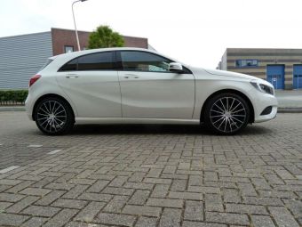 Velgen Niu wheels M zwart gepolijst 18 inch onder een Mercedes A klasse 