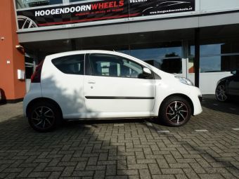 EVOLUTION S118 velgen  Zwart gepolijst met rode rand gemonteerd onder een Peugeot 107 