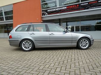 Origineel BMW 411 demo velgen€ 100,- p/st  met Dunlop Wintersport 5 205/55/16 gemonteerd onder een BMW E46