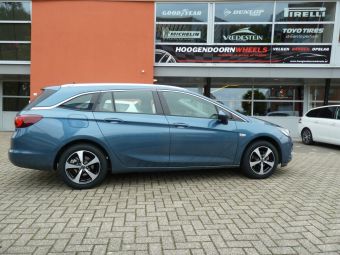 Opel Astra met Borbet CC zwart gepolijst 16 inch met winterbanden