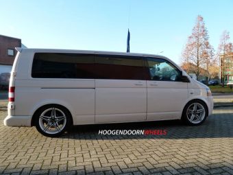 VW TRANSPORTER 5 Met Monaco velgen type Portier wit zwart 19 inch met winterbanden 255/40/19 