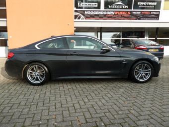 Rial velgen X10 Gloss Antracite 17 inch met winterbanden gemonteerd onder een BMW 4 serie 