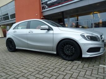 Niu wheels type M mat zwart 17 inch winterset gemonteerd onder een Merecdes A klasse 