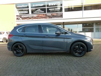 Borbet velgen type XR 17 inch zwart gemonteerd onder een BMW 2 serie met winterbanden 