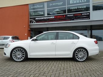 BAROTELLI VELGEN TYPE ST 4 zilver gepolijst gemonteerd onder een VW Jetta