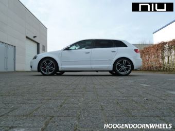 Niu Igolstadt 18 inch velgen antarciet gepolijst 18 inch gemonteerd onder een Audi A-3 , originel logo`s geplaatst in het wiel .