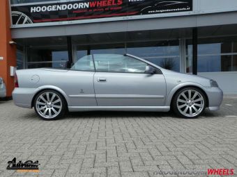 ADVANTIE VELGEN SHINE HPS ZILVER IN 18 INCH GEMONTEERD ONDER EEN OPEL ASTRA CABRIO 