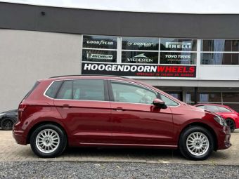 ATS STREETRALLYE POLAR SILVER IN 15 INCH GEMONTEERD ONDER EEN VOLKSWAGEN SPORTVAN