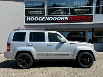 BORBET CWE MATT BLACK IN 18 INCH GEMONTEERD ONDER EEN JEEP CHEROKEE