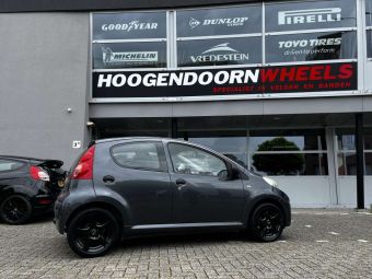 BORBET F BLACK IN 15 INCH GEMONTEERD ONDER EEN PEUGEOT 107