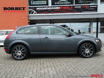  BORBET VELGEN CW 1 ZWART GEPOLIJST IN 17 INCH GEMONTEERD ONDER EEN VOLVO C30