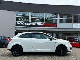 BORBET Y BLACK GLOSSY IN 17 INCH GEMONTEERD ONDER EEN SEAT IBIZA