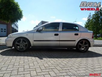 BRM VELGEN 17 INCH ANTRACIET GEMONTEERD ONDER EEN OPEL ASTRA 