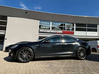 BROCK B37 ANTHRACITE GLOSS IN 20 INCH GEMONTEERD ONDER EEN TESLA MODEL S