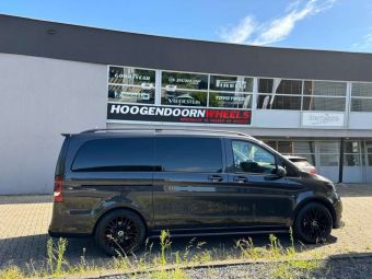 CARMANI 20 LUDWIG BLACK MATT IN 19 INCH GEMONTEERD ONDER EEN MERCEDES VITO