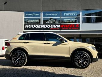 CARMANI 20 LUDWIG BLACK POLISHED IN 20 INCH GEMONTEERD ONDER EEN VOLKSWAGEN TIGUAN