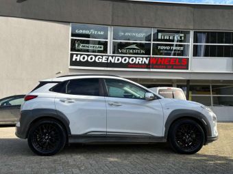 CARMANI 20 LUDWIG BLACK MATT IN 17 INCH GEMONTEERD ONDER EEN HYUNDAI KONA