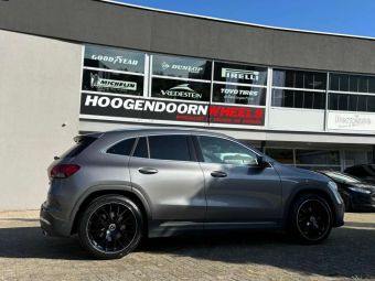 CARMANI CA 19 HUGO BLACK POLISHED LIP IN 20 INCH GEMONTEERD ONDER EEN MERCEDES GLB