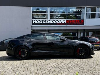 CONCAVER WHEELS CVR4 IN 21 INCH PLATINUM BLACK GEMONTEERD ONDER EEN TESLA MODEL S