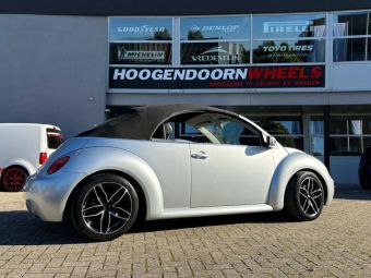 ELITE WHEELS MUST BLACK POLISHED IN 17 INCH GEMONTEERD ONDER EEN VOLKSWAGEN BEETLE