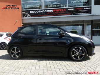  INTER ACTION VELGEN TORNADO ZWART GEPOLIJST IN 15 INCH GEMONTEERD ONDER EEN TOYOTA AYGO