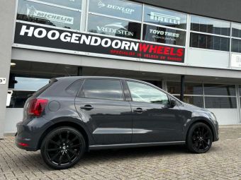 IT WHEELS ALICE BLACK IN 17 INCH GEMONTEERD ONDER EEN VOLKSWAGEN POLO