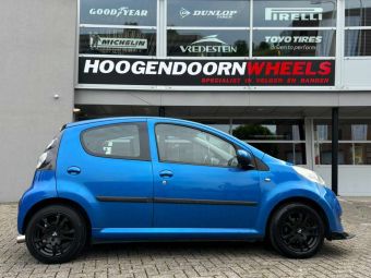 IT HWEELS MICHELLE IN 14 INCH MATT BLACK GEMONTEERD ONDER EEN CITROËN C1