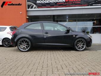 JR WHEELS JR 18 HYPERSILVER GEMONTEERD IN 18 INCH ONDER EEN SEAT IBIZA MET 215/35/18 