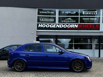 JR WHEELS JR18 FLAT BRONZE GEMONTEERD ONDER EEN OPEL ASTRA G