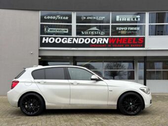 JR WHEELS JR28 BLACK IN 19 INCH GEMONTEERD ONDER EEN BMW 1 SERIE