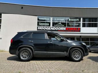 JR WHEELS JR28 HYPER BLACK IN 17 INCH GEMONTEERD ONDER EEN KIA SORENTO