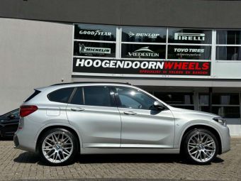 JR WHEELS JR 28 IN HYPER BLACK 20 INCH GEMONTEERD ONDER EEN BMW X1