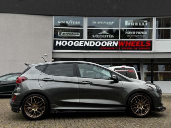 JR WHEELS JR28 IN 17 INCH PLATINUM BRONZE GEMONTEERD ONDER EEN FORD FIESTA