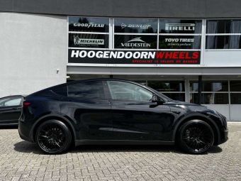 JR WHEELS JR38 FLAT BLACK IN 21 INCH GEMONTEERD ONDER EEN TESLA MODEL Y