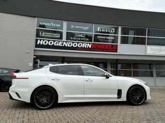 JR WHEELS JR 38 IN 20 INCH HYPER GRAY GEMONTEERD ONDER EEN KIA STINGER