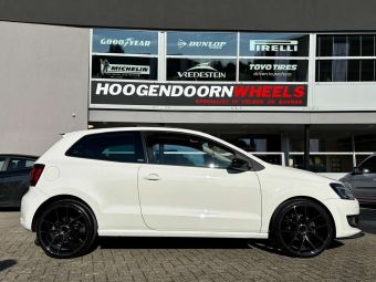 JR WHEELS JR44 BLACK DOUBLE TINTED IN 18 INCH GEMONTEERD ONDER EEN VOLKSWAGEN POLO