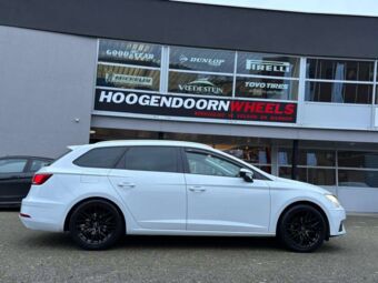 MAM WHEELS MAM RS4 BLACK IN 17 INCH GEMONTEERD ONDER EEN SEAT LEON ST