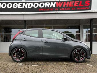 MAM WHEELS RS5 BLACK POLISHED RED IN 16 INCH GEMONTEERD ONDER EEN TOYOTA AYGO