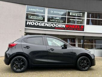 MONACO CL2 BLACK IN 16 INCH GEMONTEERD ONDER EEN MAZDA 2