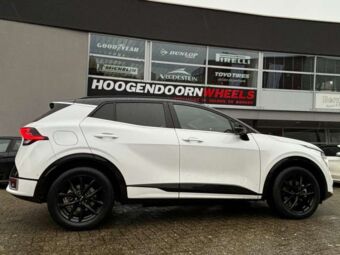 MONACO CL2 BLACK IN 18 INCH GEMONTEERD ONDER EEN KIA SPORTAGE V