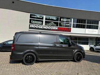 MONACO GPX BLACK IN 19 INCH GEMONTEERD ONDER EEN MERCEDES VITO