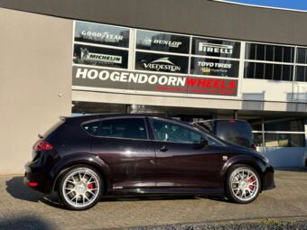 MONACO MIRABEAU SILVER POLSIHED IN 18 INCH GEMONTEERD ONDER EEN SEAT LEON