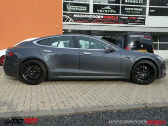 MOTEC VELGEN TORNADO IN 19 INCH BLACK GEMONTEERD ONDER EEN TESLA S 