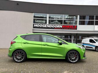 MSW 85 MATT GRAPHITE IN 17 INCH GEMONTEERD ONDER EEN FORD FIESTA