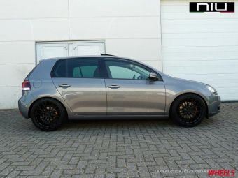 NIU VELGEN MAT ZWART GEMONTEERD IN  INCH ONDER EEN VW GOLF