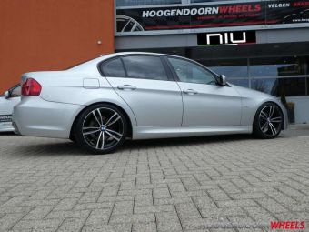 NIU WHEELS BAYERN 2 ZWART GEPOLIJST IN 18 INCH GEMONTEERD ONDER EEN BMW 3 SERIE 