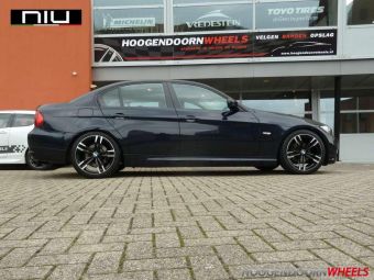 Niu wheels dedicated Bayern zwart gepolijst in 18 inch gemonteerd onder een BMW 3 serie E90 